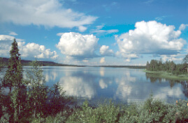 Cumulusy na jeziorem