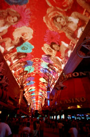 �wiat�o i d�wi�k nad Fremont
Street